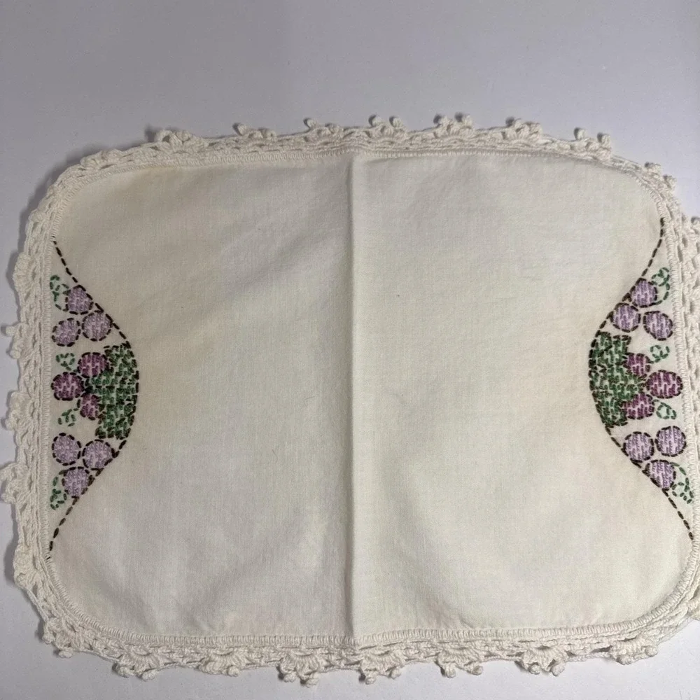 Vintage‎ Hand Embroidered Grape Linen Placemats Crochet Lace Trim Set of 4 White